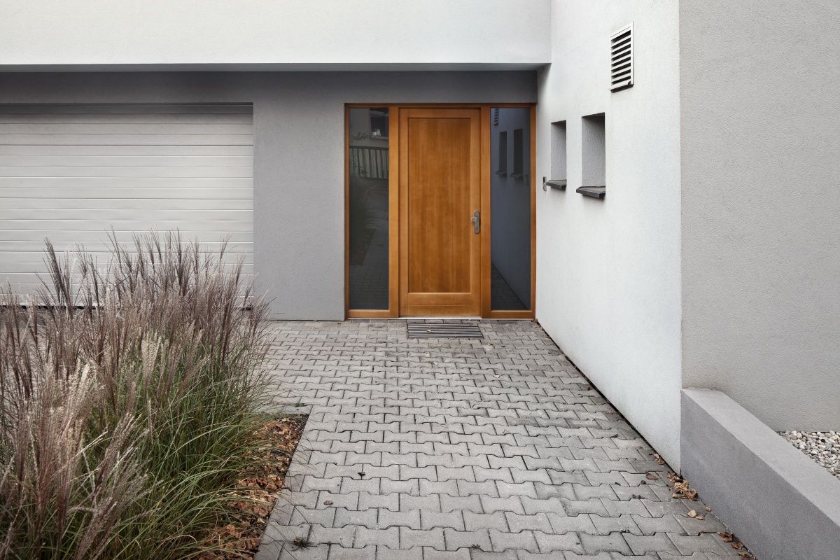 Eine moderne Haustür aus Holz