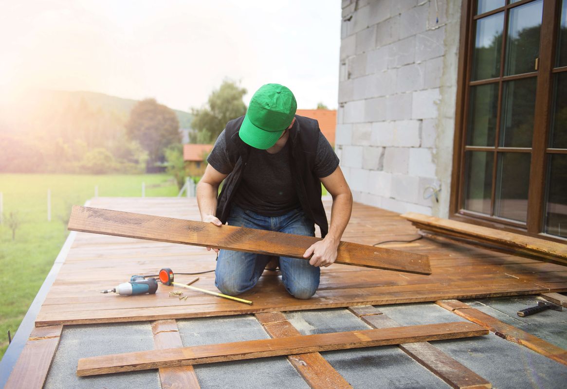 Eine Person verlegt einen Terrassenboden